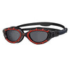 Occhialini da nuoto Predator Flex Polarizzati Nero-Rosso-Smoke Piccolo Zoggs 461043BKRDPSMS